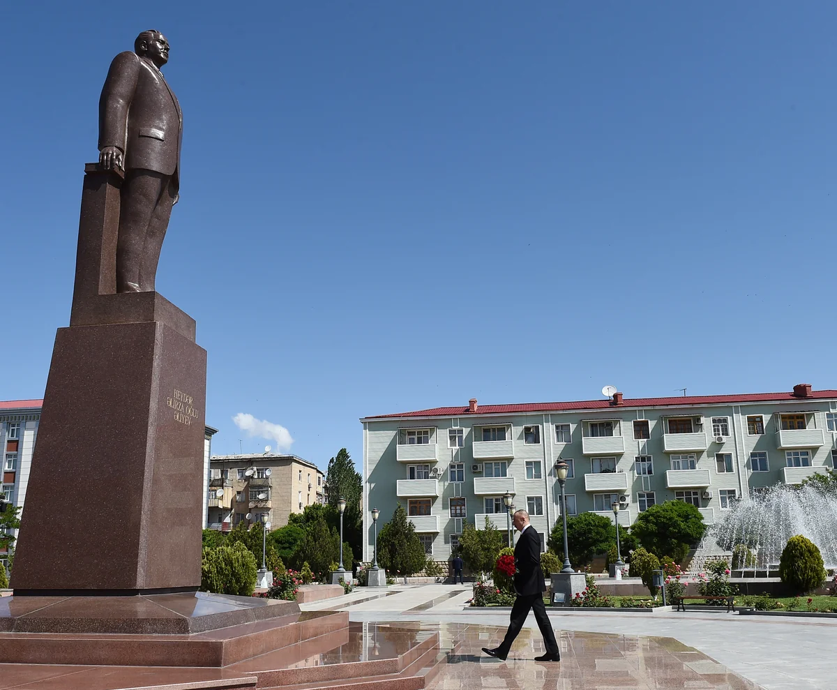 Prezident İlham Əliyev Naxçıvanda ümummilli lider Heydər Əliyevin abidəsini ziyarət edib