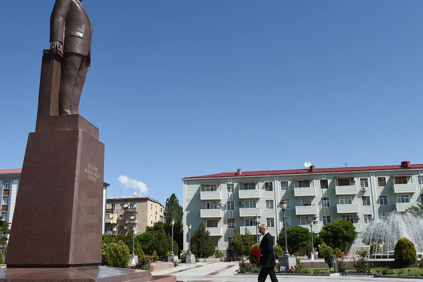 Prezident İlham Əliyev Naxçıvanda ümummilli lider Heydər Əliyevin abidəsini ziyarət edib