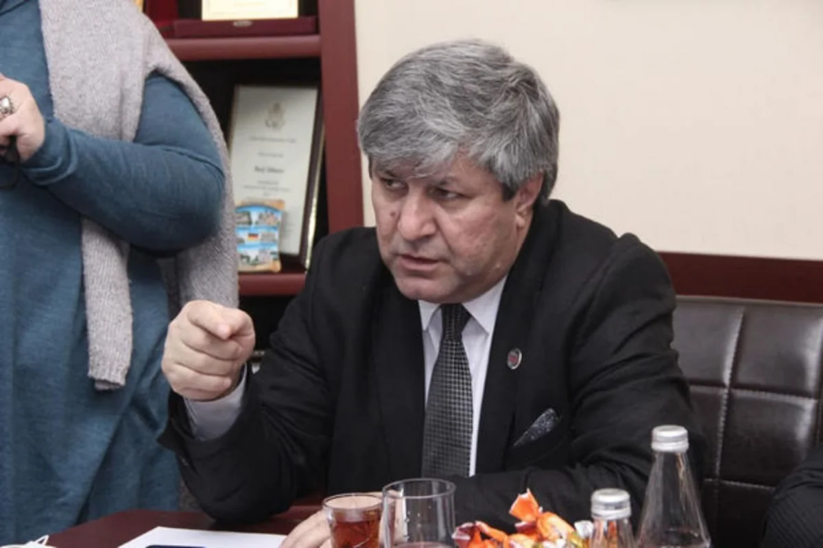 Jurnalist Əvəz Zeynallı iş adamının ailəsini şantaj edir