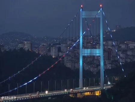 İstanbulun məşhur asma körpüsü Azərbaycan bayrağının rəngləri ilə işıqlanıb - FOTO - VİDEO