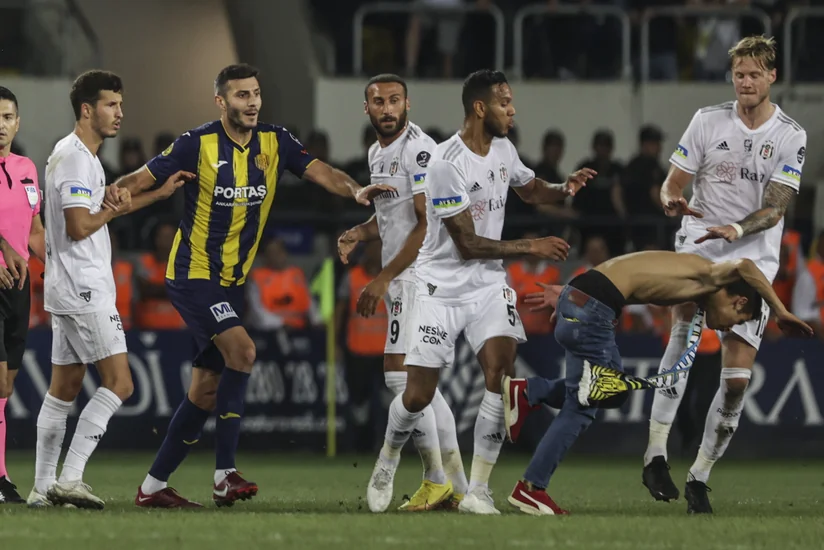 Beşiktaşın futbolçuları oyundan sonra azarkeşin hücumuna məruz qalıb