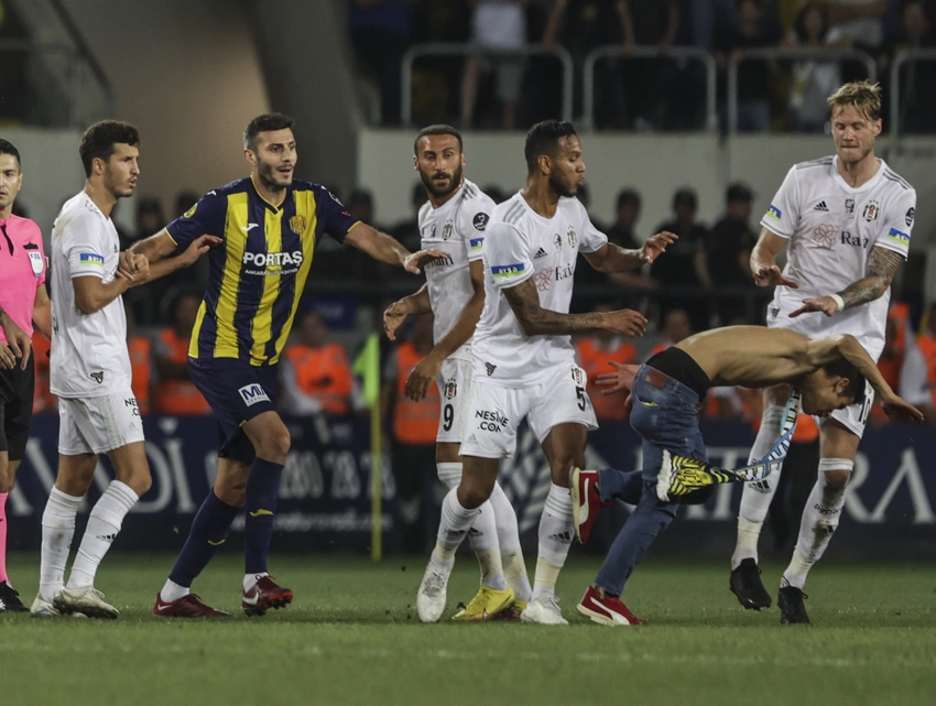 Beşiktaşın futbolçuları oyundan sonra azarkeşin hücumuna məruz qalıb
