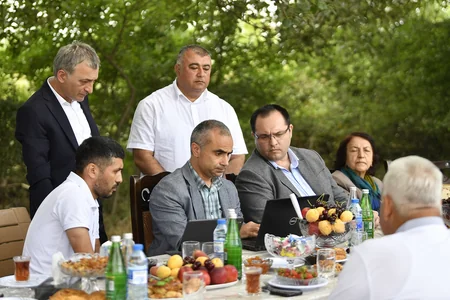 Məcnun Məmmədov Xaçmazda taxıl biçinini izləyib, fermerlərlə görüşüb