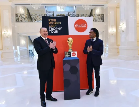 Futbol üzrə dünya çempionatının Kubokunun əsli Prezident İlham Əliyevə təqdim edilib - YENİLƏNİB