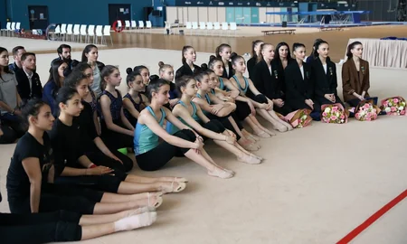 Mədət Quliyev gimnastları təltif edib