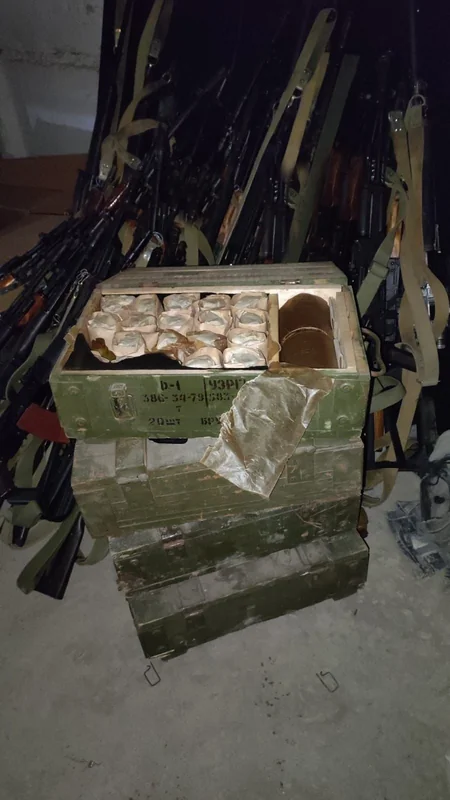 Xankəndidə uşaq bağçasının zirzəmisindən dron, 29 avtomat və 416 qumbara aşkarlanıb