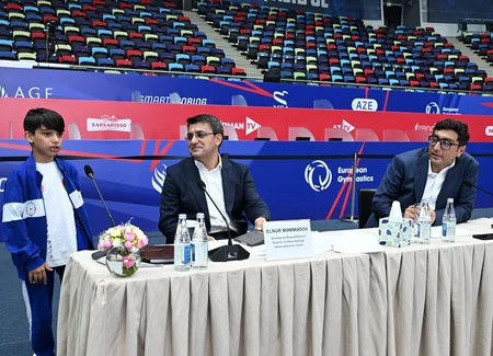 Fərid Qayıbov ötən ay nüfuzlu beynəlxalq yarışlarda iştirak edən Azərbaycan idmançıları ilə görüşüb
