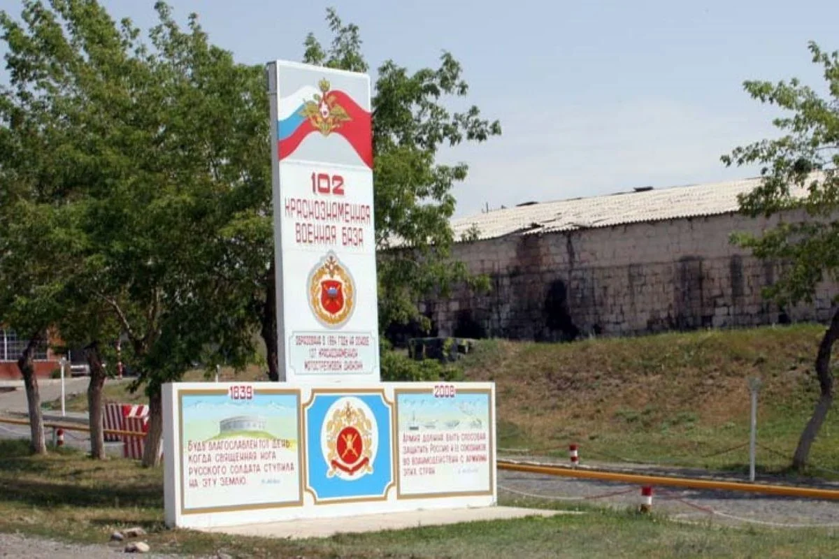 Rusiyanın Ermənistandakı hərbi bazasının əsgəri özünü güllələyib