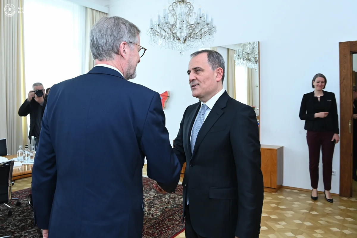 Azerbaijani FM meets with Czech PM