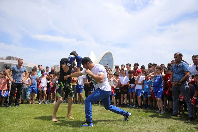Zabit Səmədov Heydər Əliyev Mərkəzinin parkında master klass keçib