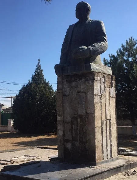 Gürcüstanda Nərimanovun heykəlinin bərpasına başlanıldı - FOTO