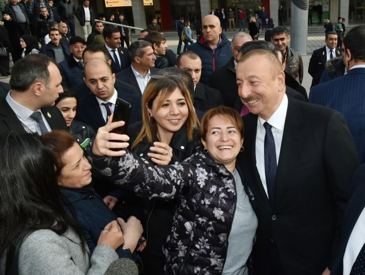 Prezident sakinlərlə söhbət edib, onlarla selfi çəkdirib - FOTOLAR