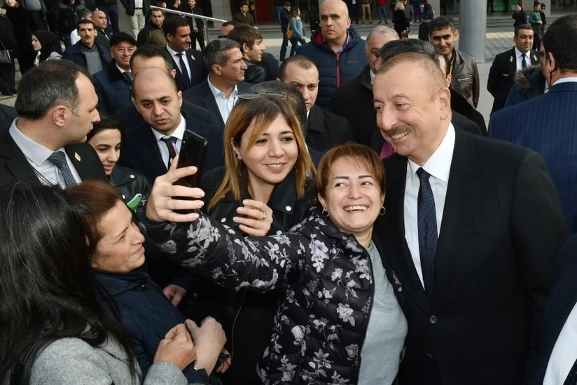 President Ilham Aliyev talks to Baku residents, takes selfie - PHOTO