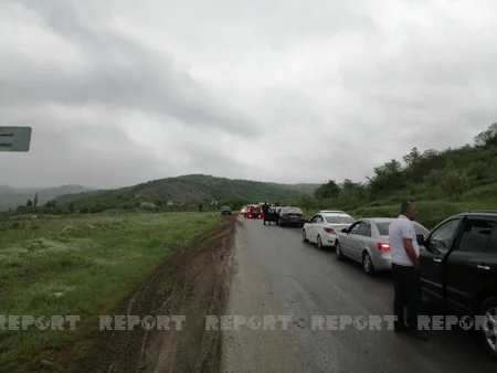 Ağsu aşırımında qəza tıxac yaradıb