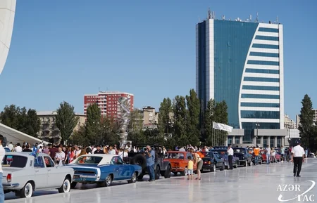 Azərbaycan Avtomobil Federasiyasının təşkilatçılığı ilə klassik avtomobillərin yürüşü və sərgisi keçirilib