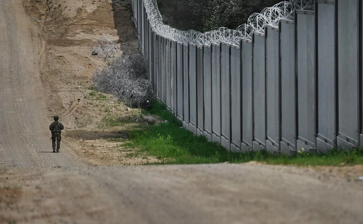 Польша заключила контракт на модернизацию забора на границе с Беларусью