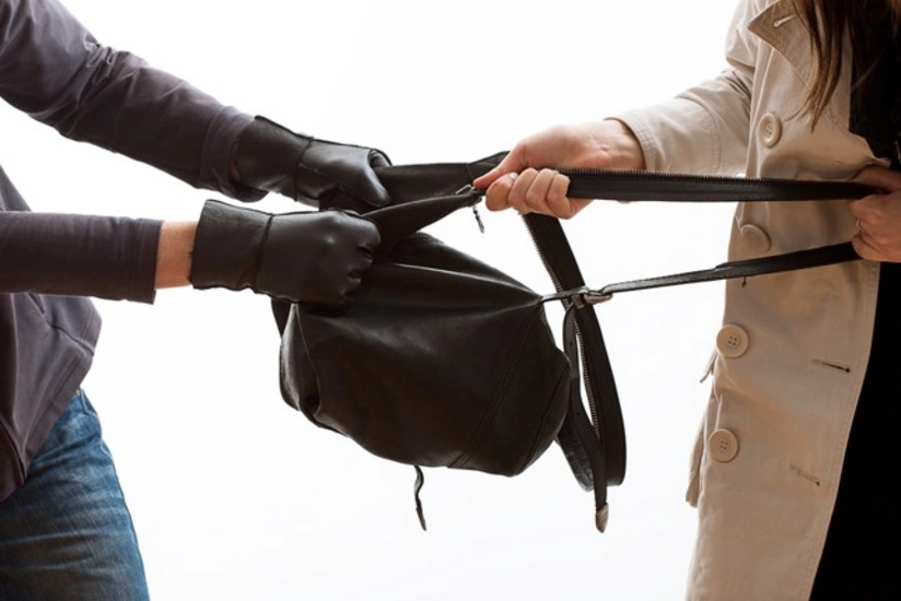 OBA marketdə qadının çantası oğurlanıb