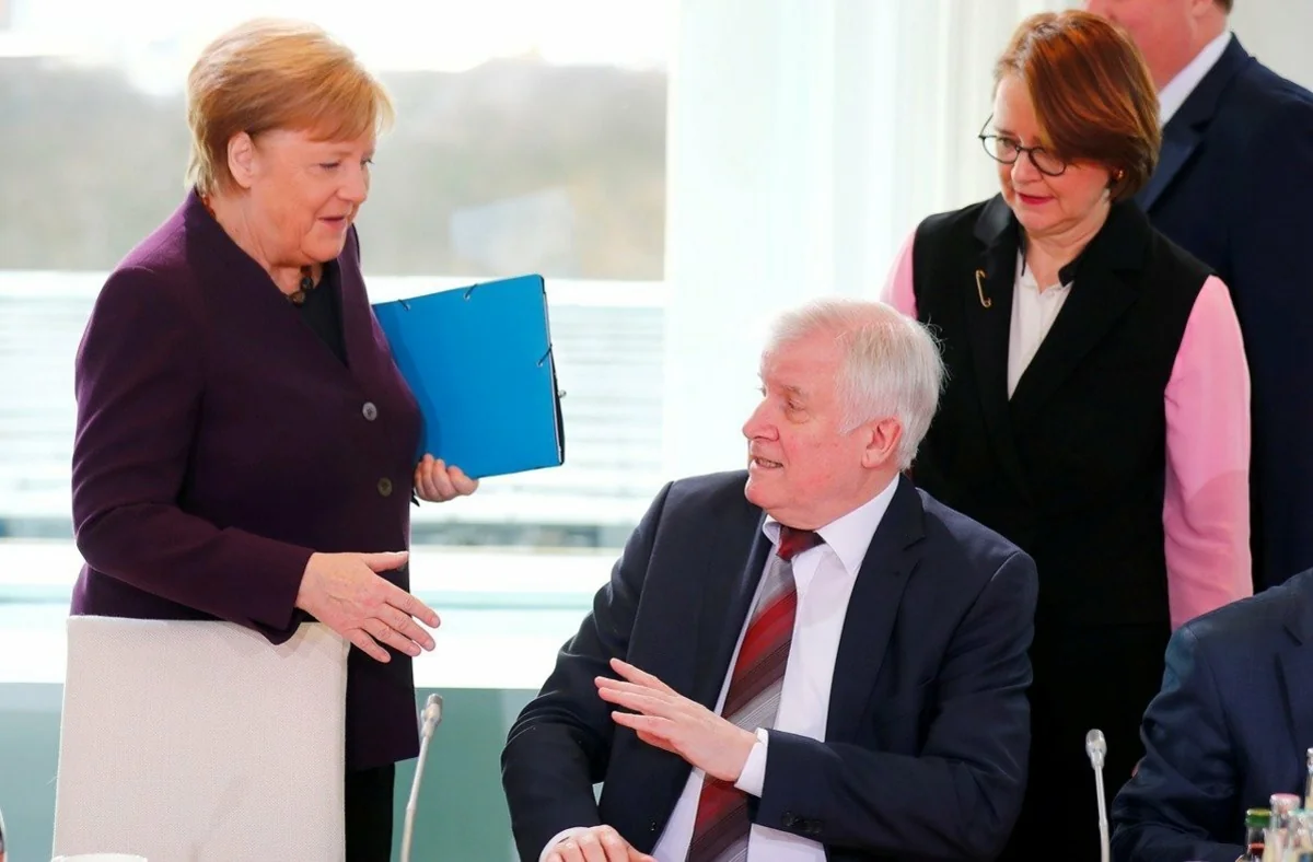 German Interior Minister refuses to shake hands with Chancellor - VIDEO