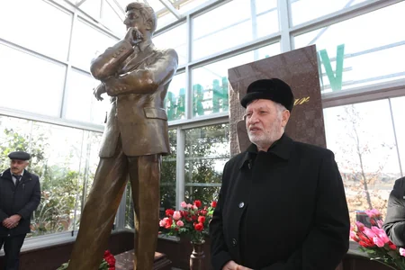 Memorial iştirakçıları Vüqar Həşimovun məzarını ziyarət ediblər