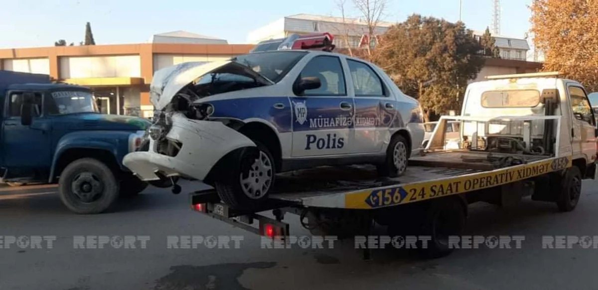 В Гяндже автомобиль врезался в магазин, погиб полицейский