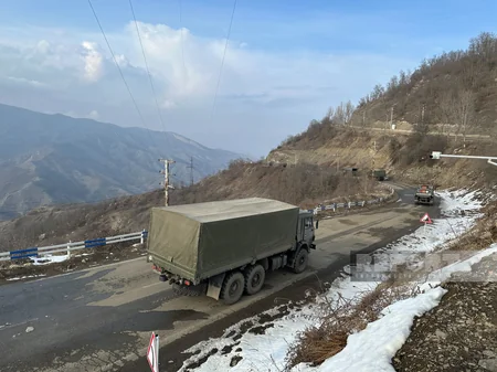 По дороге Ханкенди-Лачын беспрепятственно проехали 54 автомобиля российских миротворцев