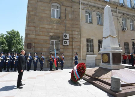 ​Prezident İlham Əliyev Azərbaycan Xalq Cümhuriyyətinin şərəfinə ucaldılmış abidəni ziyarət edib