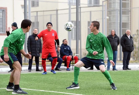 Məhbuslarla futbol veteranları arasında yoldaşlıq oyunu keçirilib
