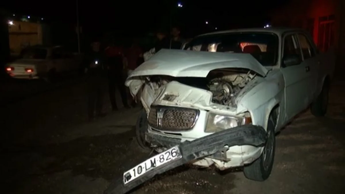 Şirvanda avtomabil mağazaya çırpılıb - FOTO