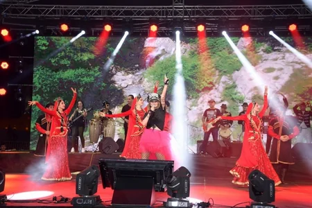 Heydər Əliyev Mərkəzinin parkında Xalq artisti Aygün Kazımovanın konserti olub
