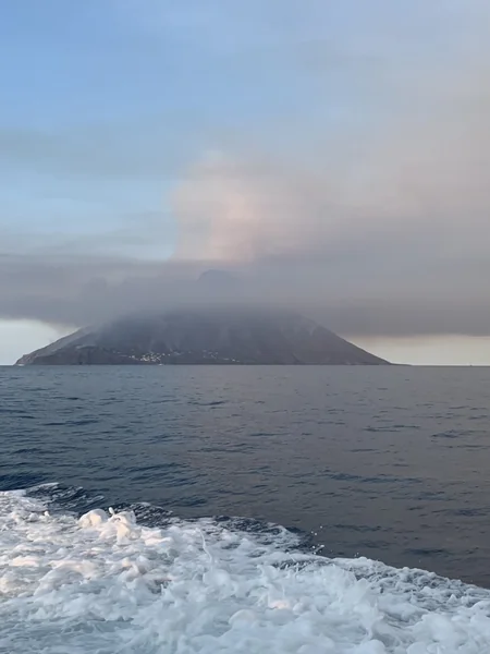 İtaliyada Stromboli adasında güclü vulkan püskürüb, ölən və xəsarət alan var