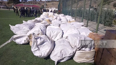 FHN Kahramanmaraşda sakinlərə humanitar yardım paylayır, çadırlar qurur