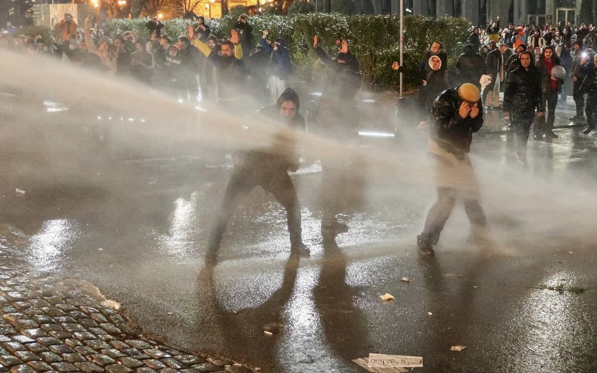 Tbilisidə xüsusi təyinatlılar mitinqi dağıtmağa başlayıb