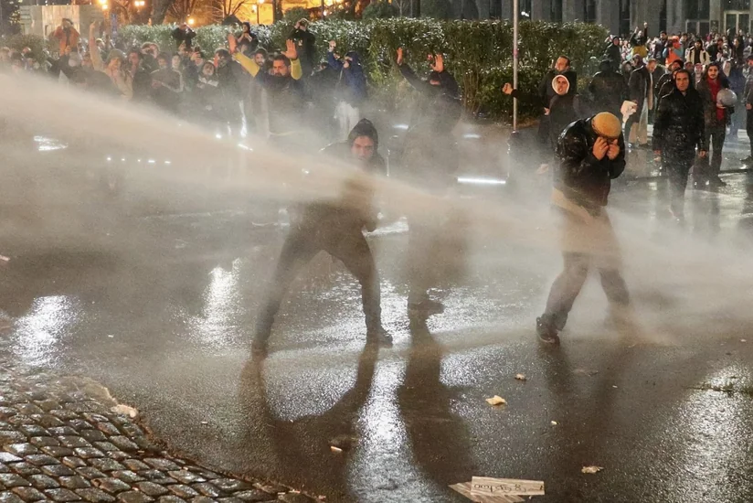 Tbilisidə xüsusi təyinatlılar mitinqi dağıtmağa başlayıb