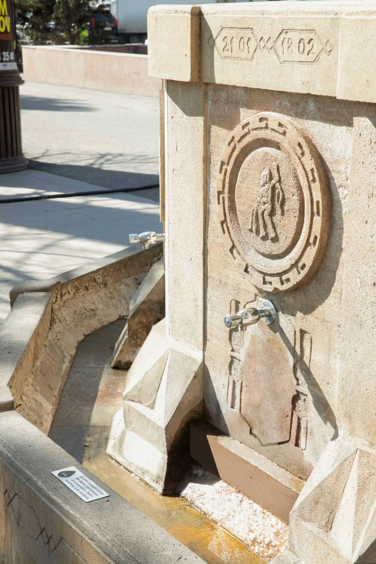 Bakının məşhur bulağında su kranları yenilənib