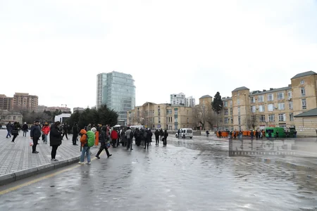 Avtomobilsiz 28 May metrostansiyası və dəmiryolu vağzalının qarşısı - FOTOREPORTAJ