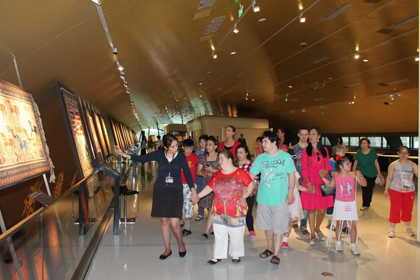 Daun sindromlu uşaqlar Xalça Muzeyində olub - FOTO