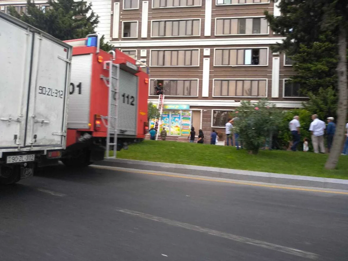 В жилом здании в Баку произошел пожар