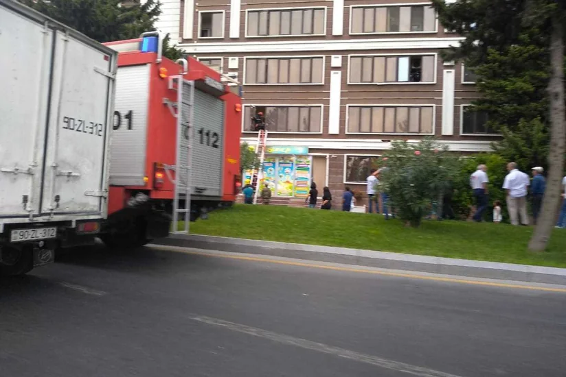 В жилом здании в Баку произошел пожар