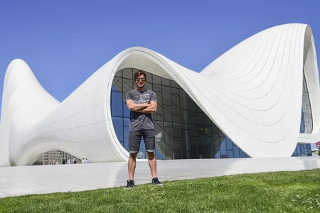 Fernando Alonso Avropa Qran Prisi öncəsi Bakıda gəzintiyə çıxıb - FOTO