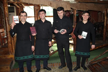 Bakının bazar, yanacaqdoldurma məntəqəsi, yeməkxana və marketlərində kitab paylanıb