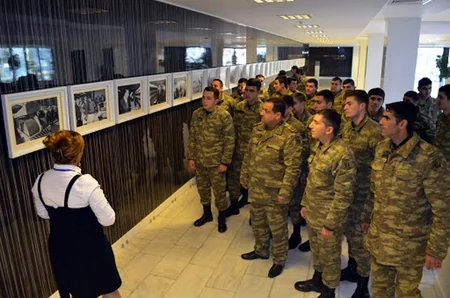 Silahlı Qüvvələrdə ümummilli lider Heydər Əliyevin xatirəsi yad edilib