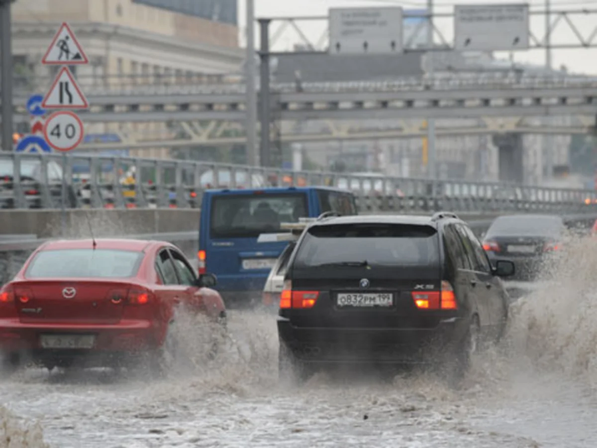 В Москве из-за непогоды пострадали пять человек, более 4 тысяч человек остались без света