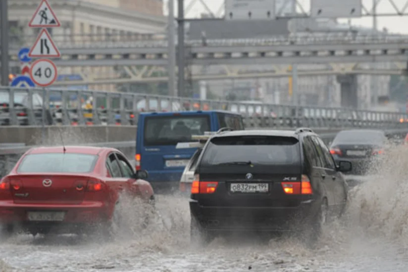 В Москве из-за непогоды пострадали пять человек, более 4 тысяч человек остались без света