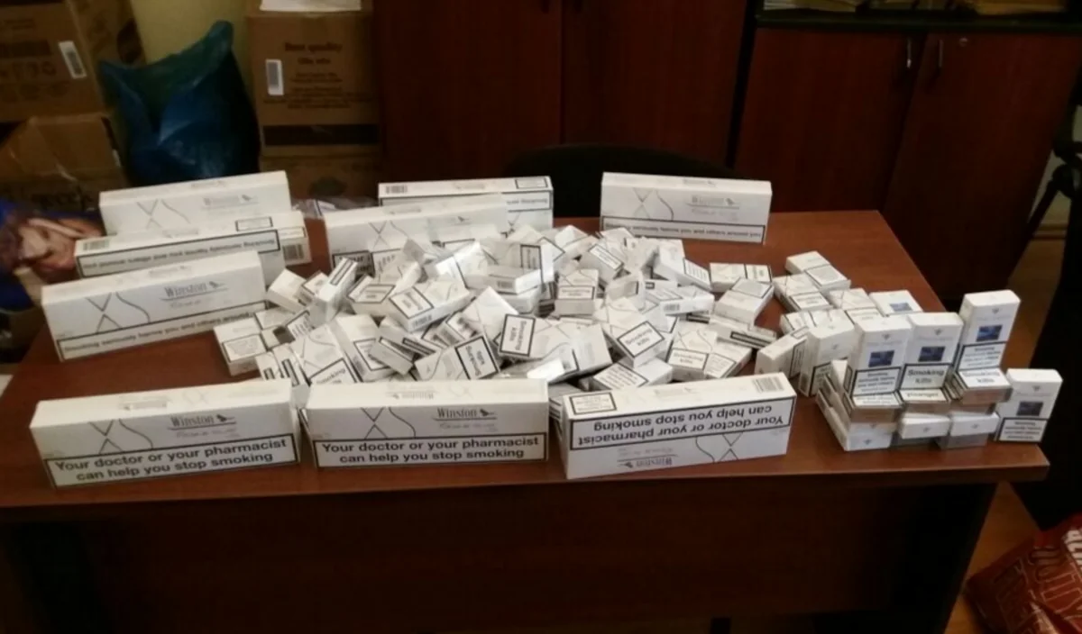 Azərbaycan gömrükçüləri avtomobildəki gizli saxlanc yerlərindən 5 400 ədəd siqaret aşkar edib