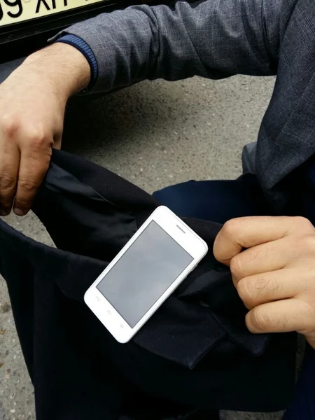 DİM: İmtahandan bir gün əvvəl tualetdə 2, zibil vedrəsində 1 mobil telefon gizlədilib