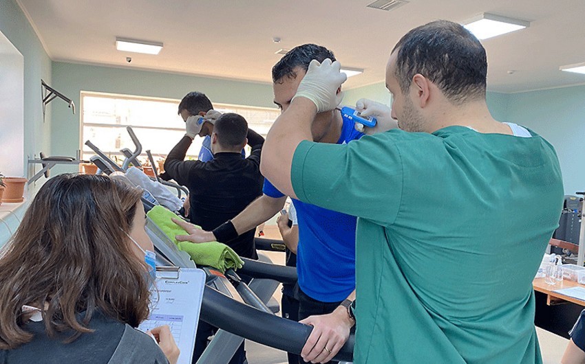 Çexiyalı mütəxəssis azərbaycanlı futbol hakimlərindən laktat testi götürüb