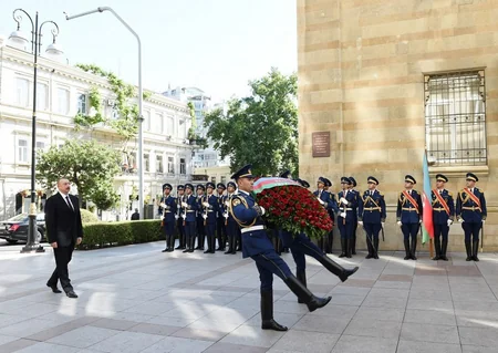 Президент Ильхам Алиев посетил памятник, возведенный в честь Азербайджанской Демократической Республики