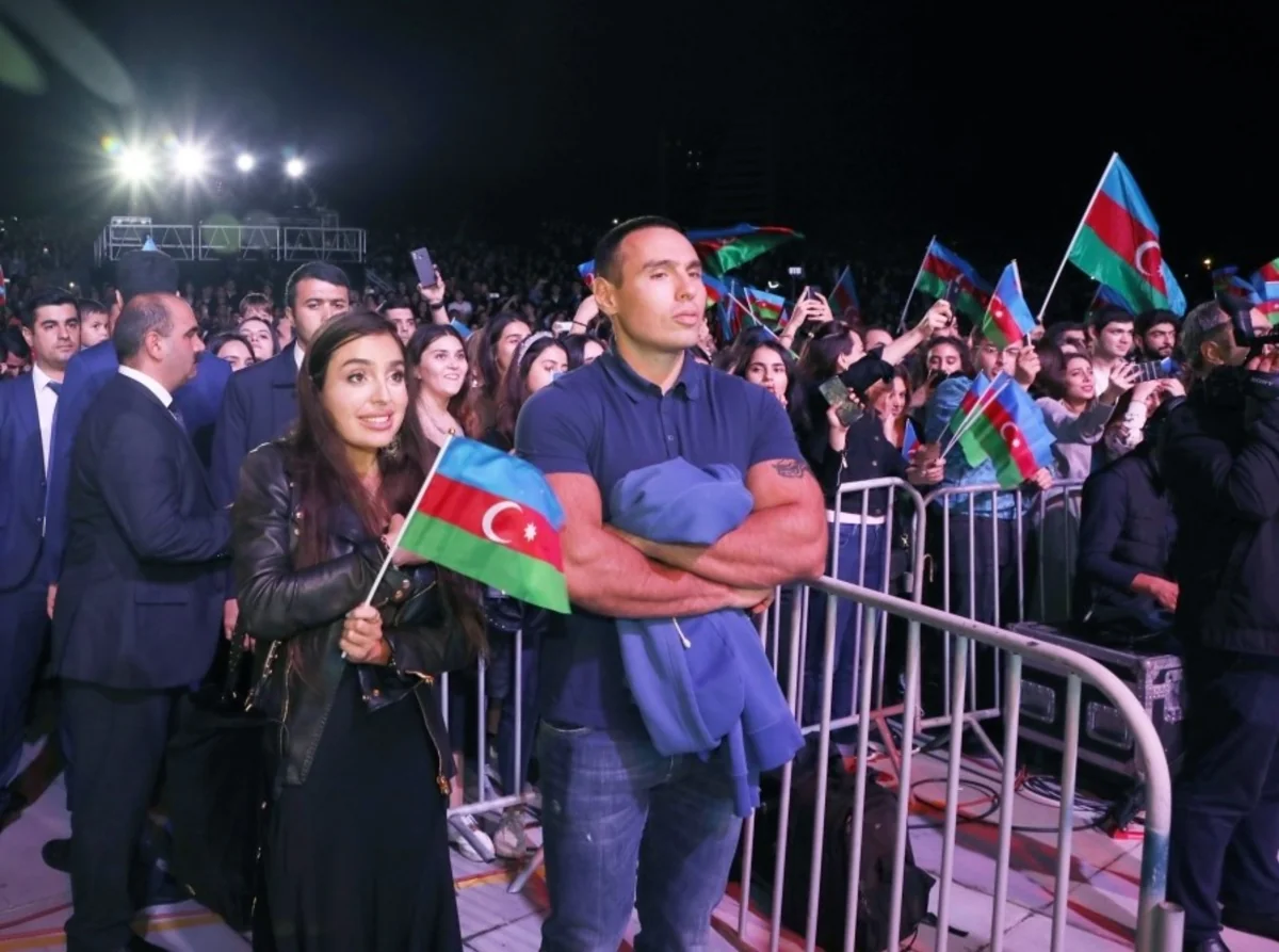 Heydər Əliyev Mərkəzinin parkında Müstəqillik Günü münasibətilə konsert olub