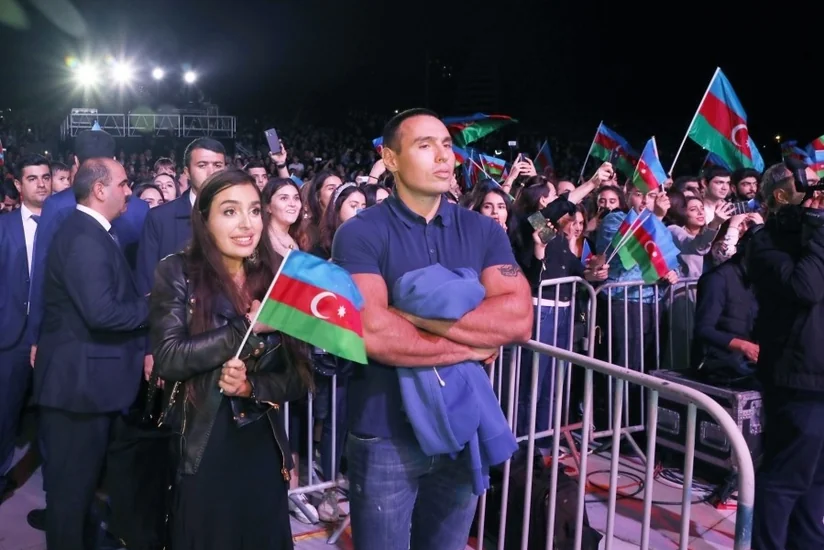 Heydər Əliyev Mərkəzinin parkında Müstəqillik Günü münasibətilə konsert olub
