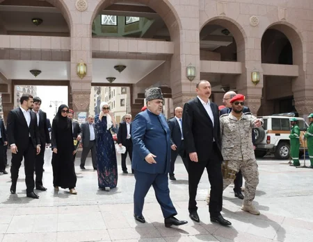 ​İlham Əliyev Mədinədə Peyğəmbər məscidini ziyarət edib